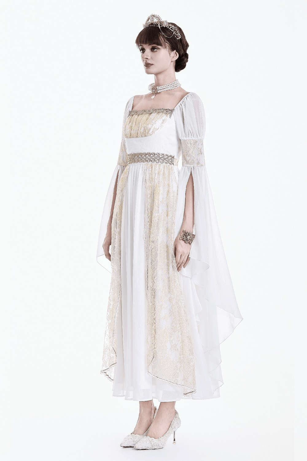 Mittelalterliches weißes Maxikleid mit Goldbesatz und Trompetenärmeln