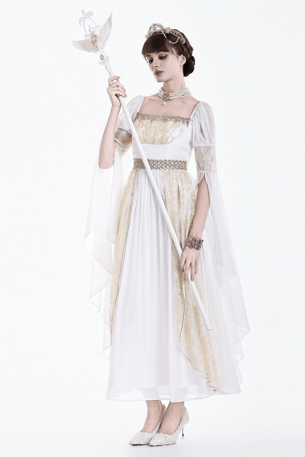 Mittelalterliches weißes Maxikleid mit Goldbesatz und Trompetenärmeln