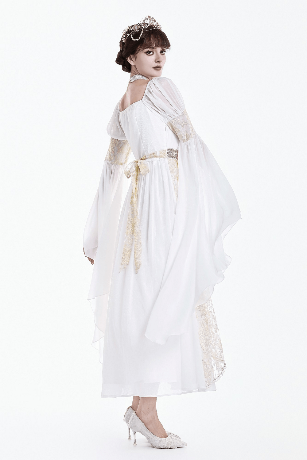 Mittelalterliches weißes Maxikleid mit Goldbesatz und Trompetenärmeln