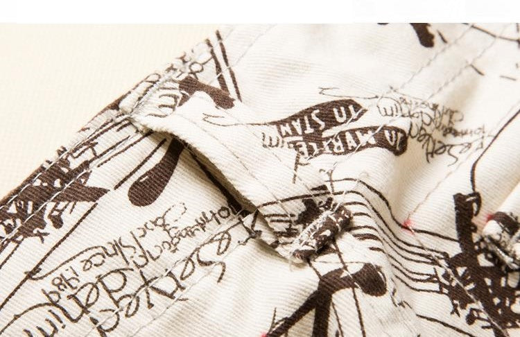 Close-up of fabric details on men's cargo cotton shorts featuring artistic print and button for a trendy look.