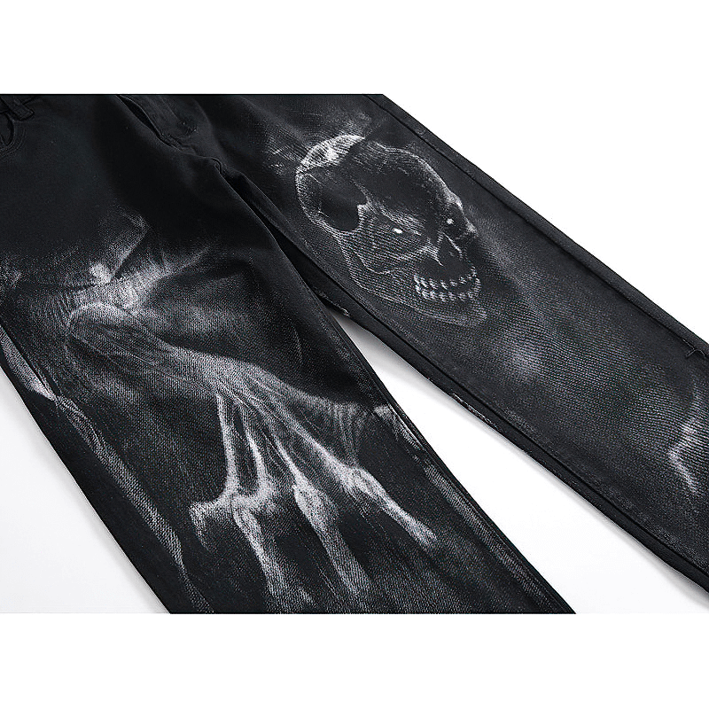 Men's black denim jeans featuring a stylish skull print, perfect for streetwear enthusiasts.