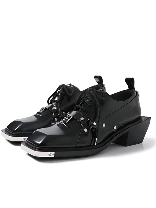 Gothische Herren-Derbyschuhe aus Lackleder mit Metalldetail an der Spitze