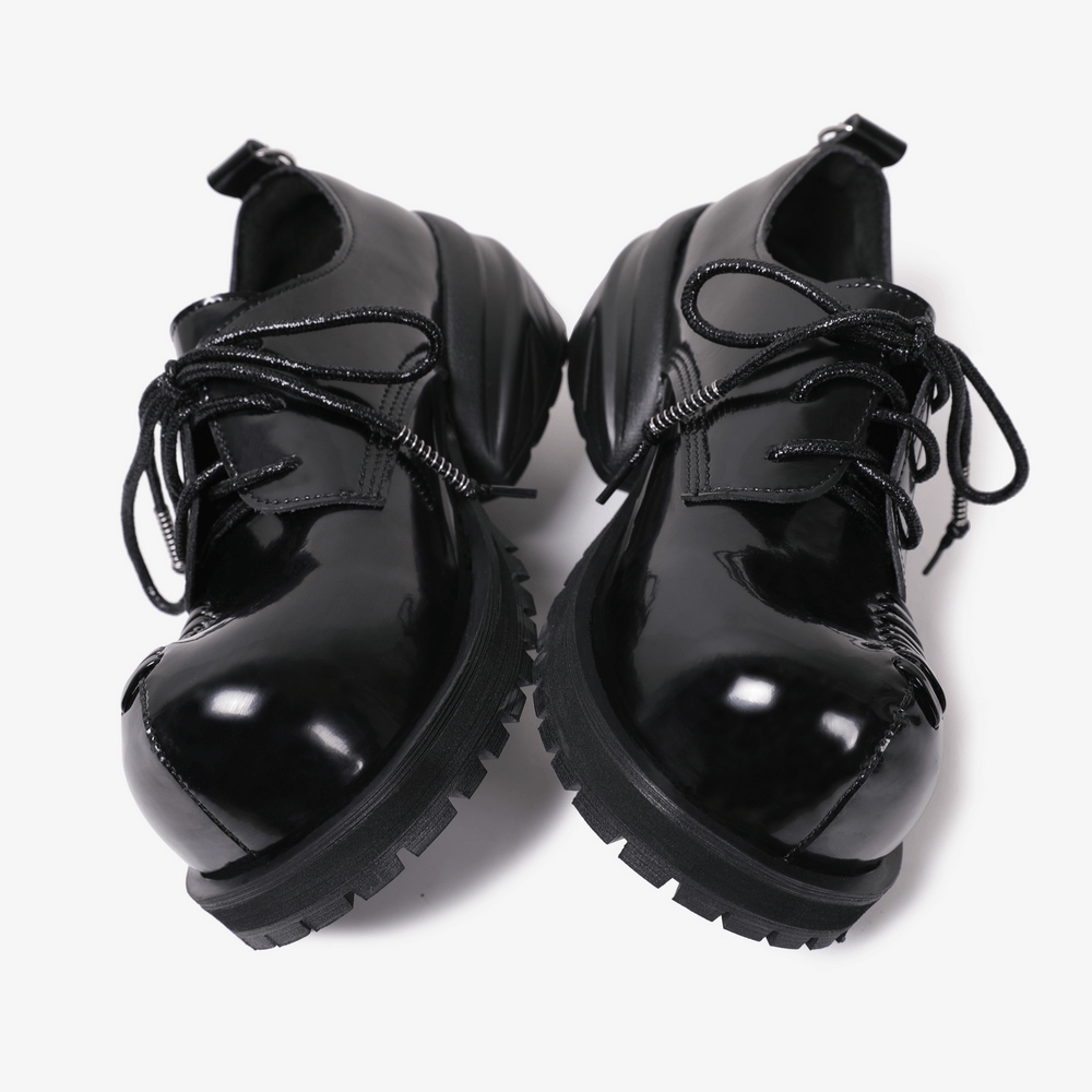 Zapatos Derby góticos de charol para hombre con detalle metálico en la puntera