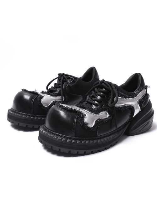 Gothische Herren-Derbyschuhe aus Lackleder mit Metalldetail an der Spitze