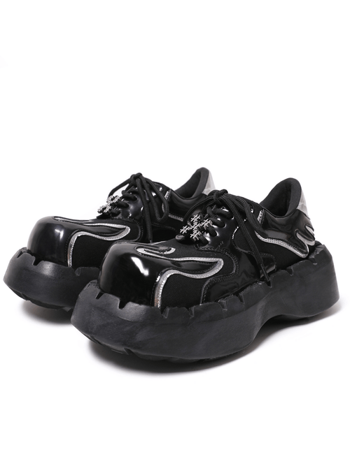 Zapatos Derby góticos de charol para hombre con detalle metálico en la puntera