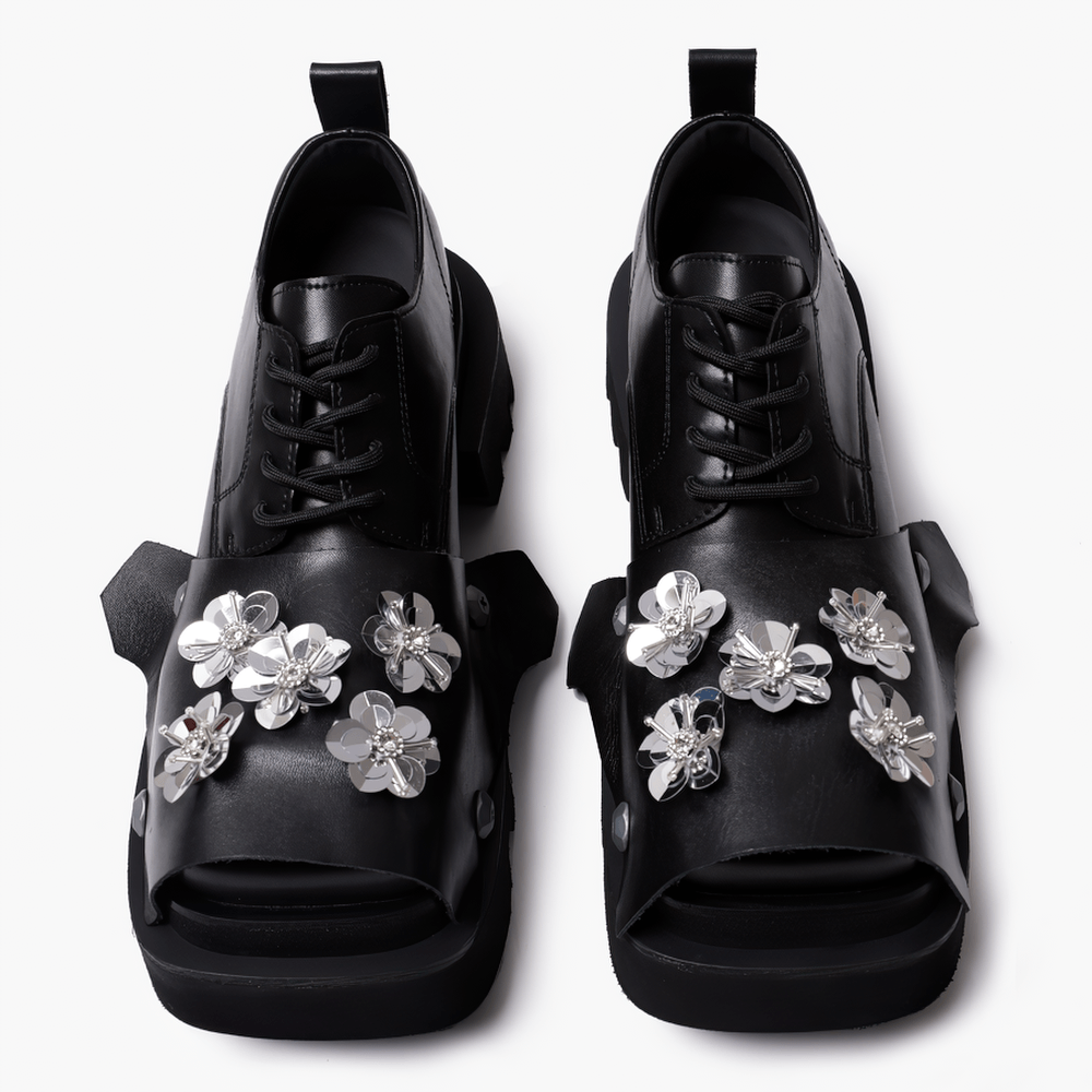 Zapatos derby de plataforma con puntera abierta y flores plateadas para hombre