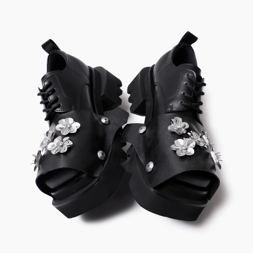Zapatos derby de plataforma con puntera abierta y flores plateadas para hombre