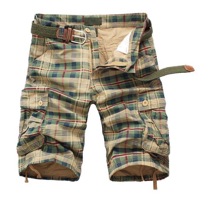 Men's plaid cargo shorts with pockets, perfect for casual military style. Comfortable cotton-polyester blend.