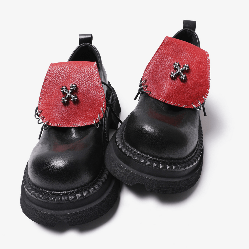 Zapatos Derby góticos de charol para hombre con detalle metálico en la puntera