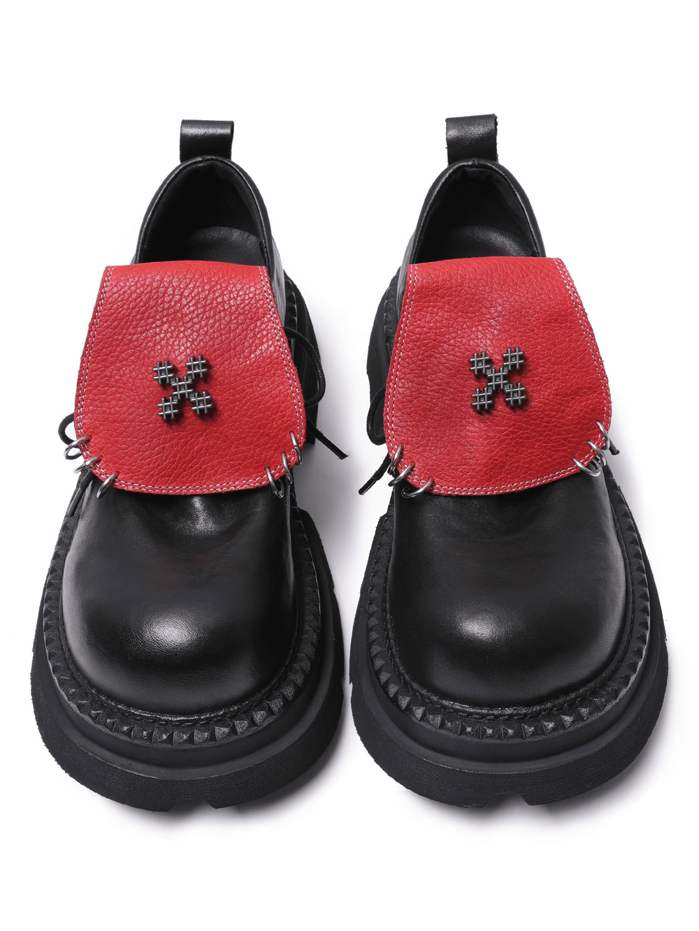 Zapatos Derby góticos de charol para hombre con detalle metálico en la puntera