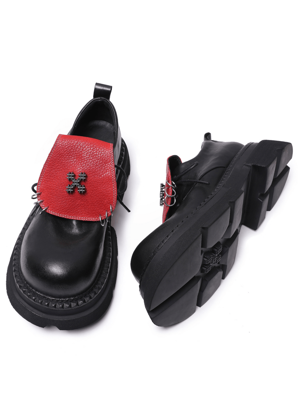 Zapatos Derby góticos de charol para hombre con detalle metálico en la puntera