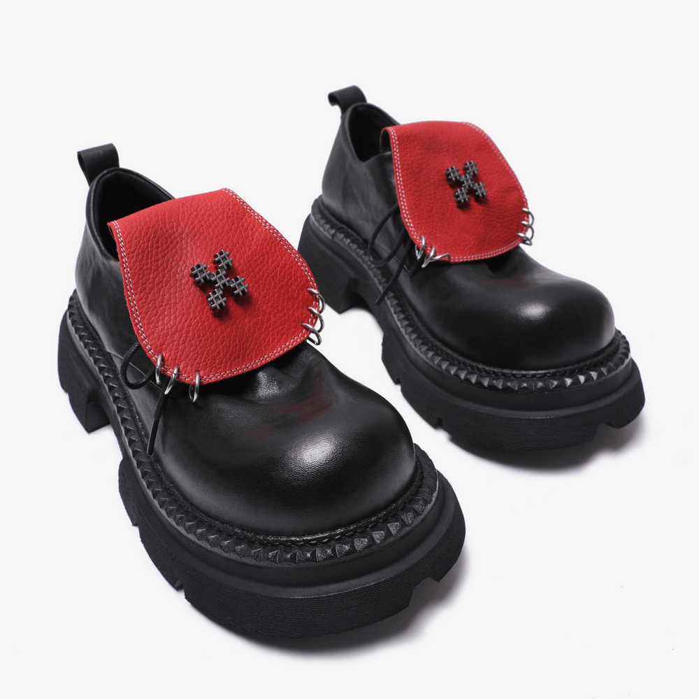 Zapatos Derby góticos de charol para hombre con detalle metálico en la puntera
