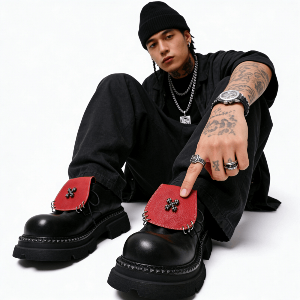 Zapatos Derby góticos de charol para hombre con detalle metálico en la puntera