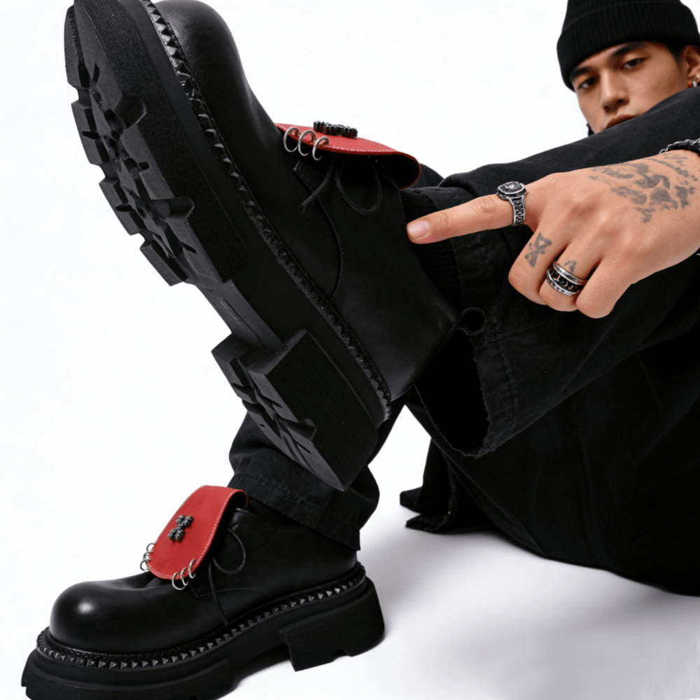 Zapatos Derby góticos de charol para hombre con detalle metálico en la puntera