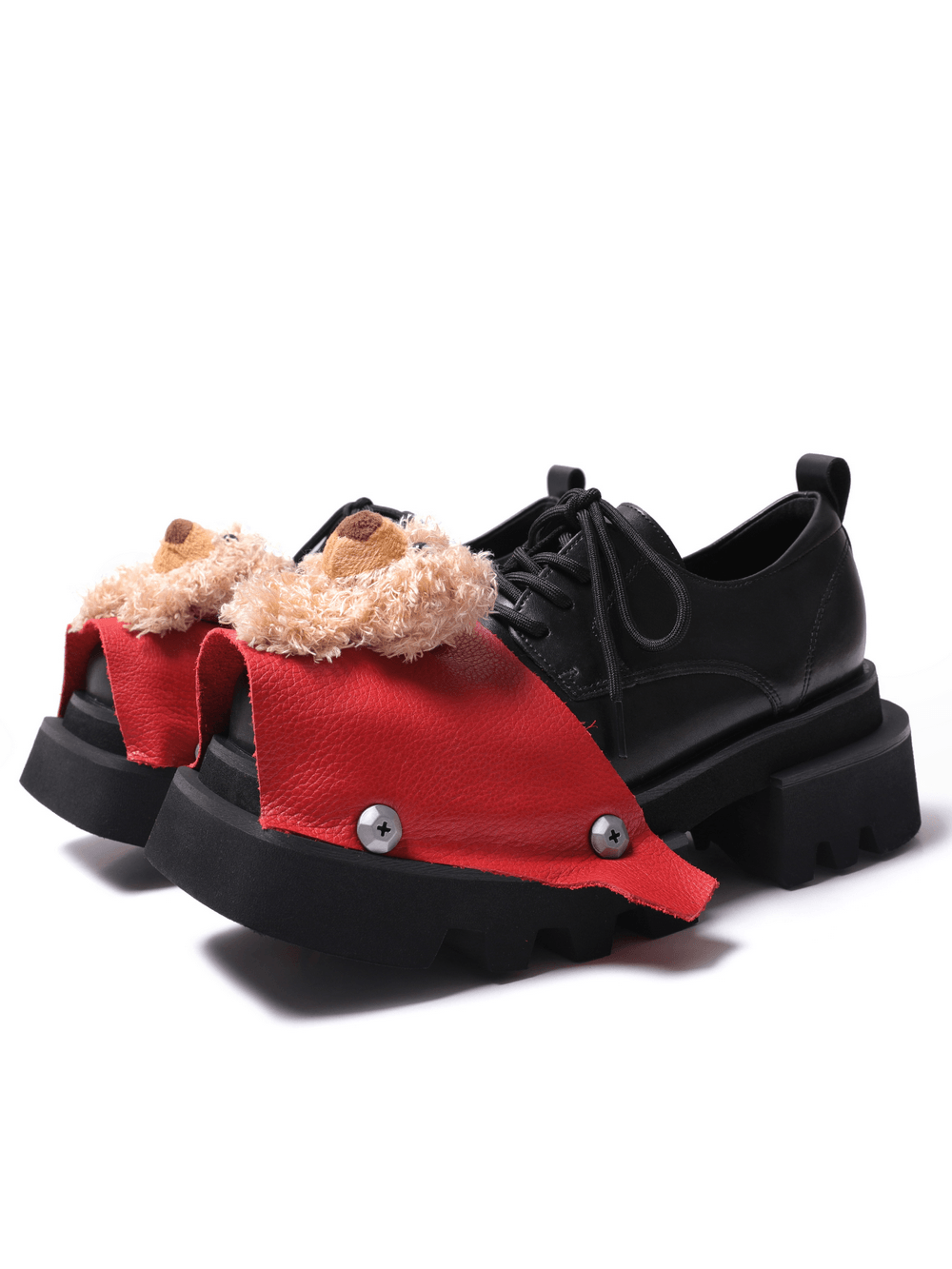 Gothische Herren-Derbyschuhe aus Lackleder mit Metalldetail an der Spitze