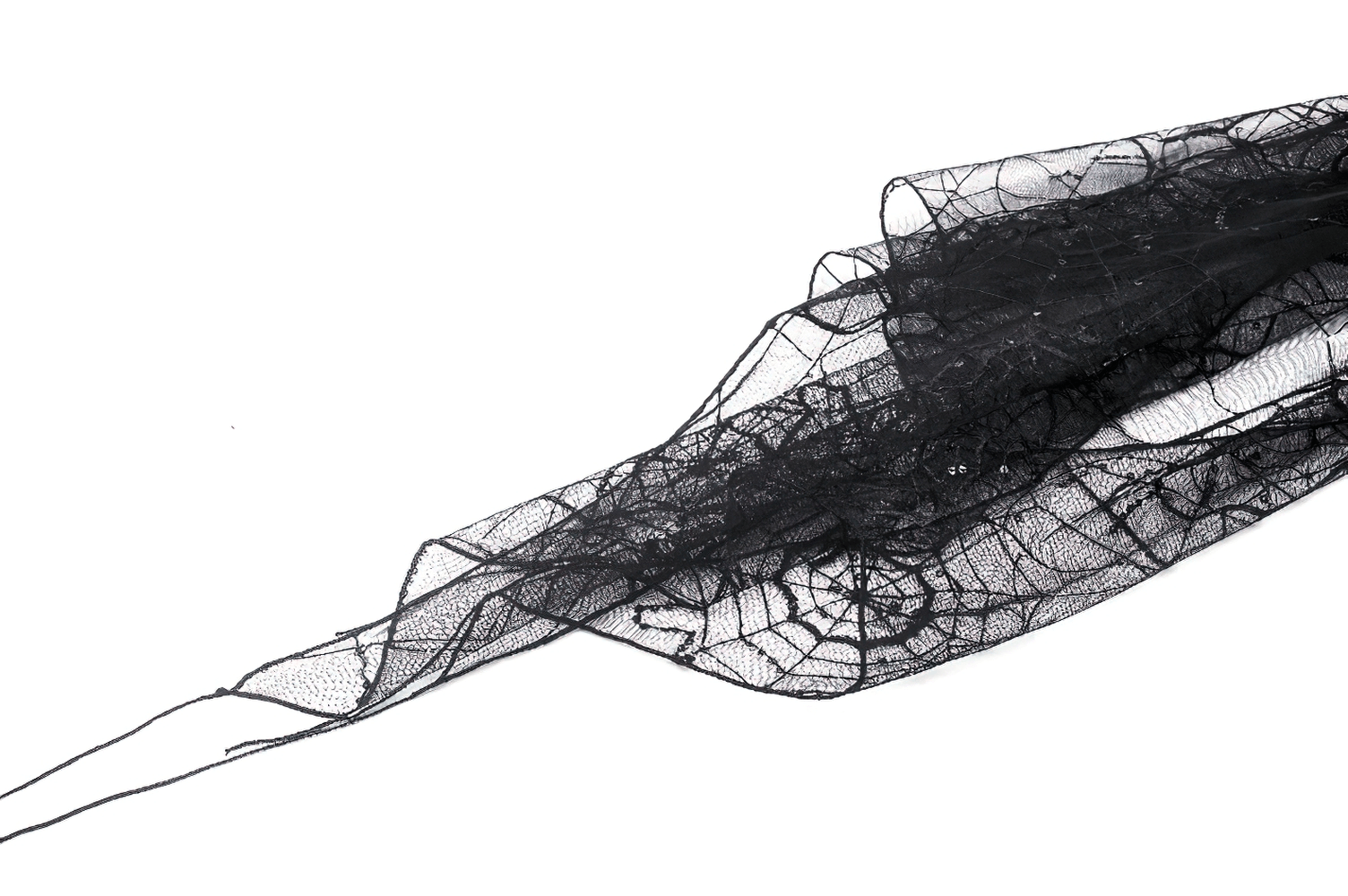 Fascinante velo negro con delicado diseño de telaraña