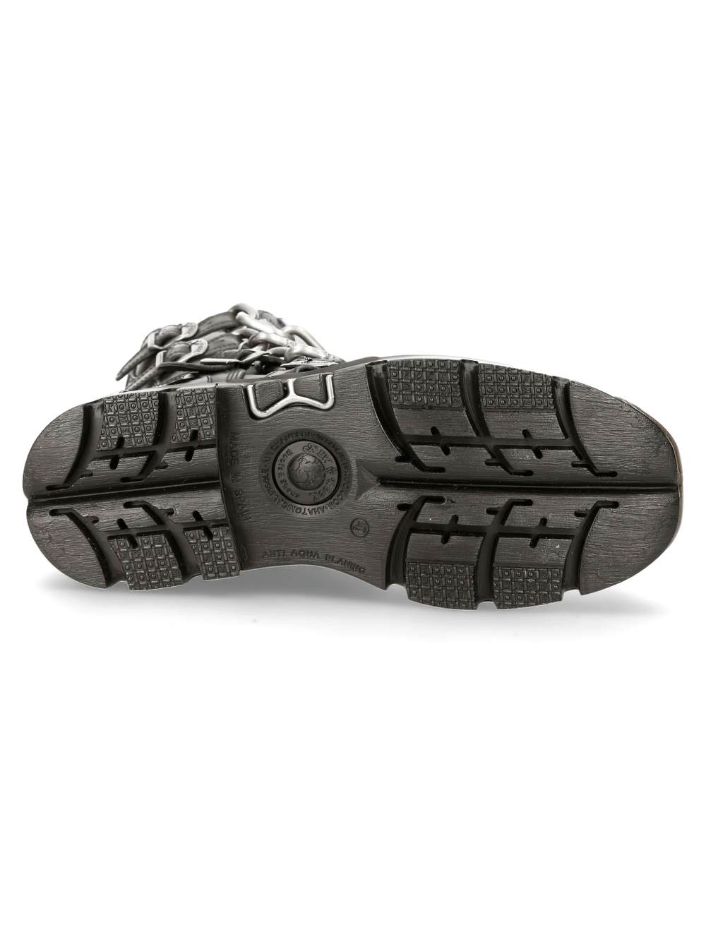 Bottom view of NEW ROCK Men’s Gothic boots showcasing metal accents and chain details on a rugged sole.