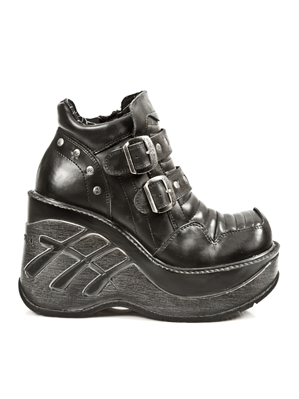 Black leather Gothic platform buckle boots with metal details and chunky sole, perfect for rock lovers.