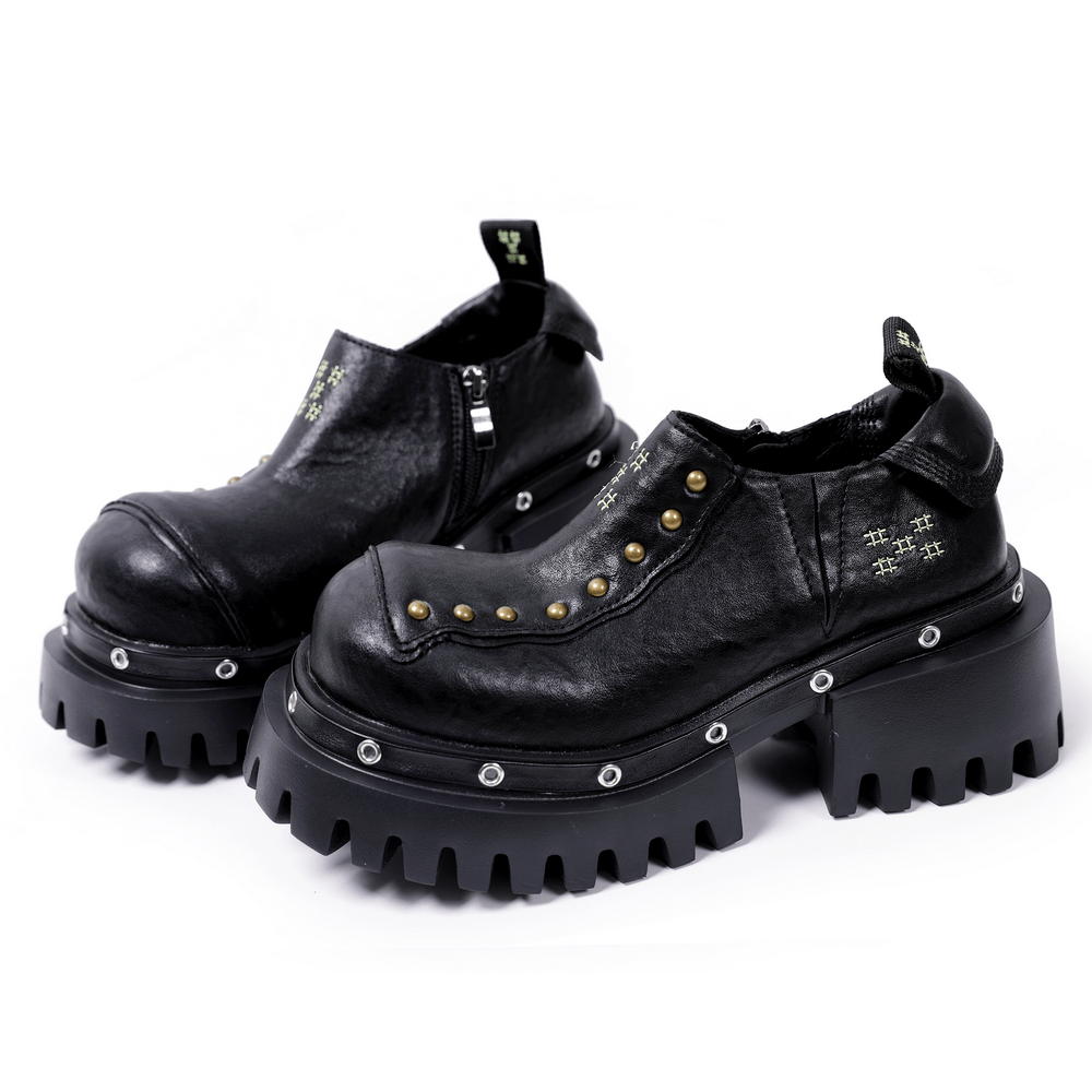 Punk-Plateauschuhe mit klobiger Sohle und Nietenbesatz