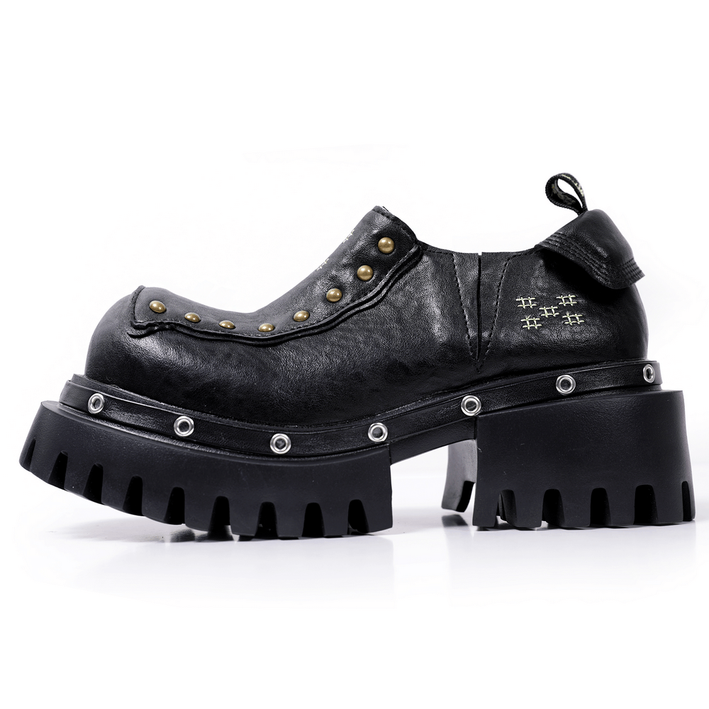 Punk-Plateauschuhe mit klobiger Sohle und Nietenbesatz