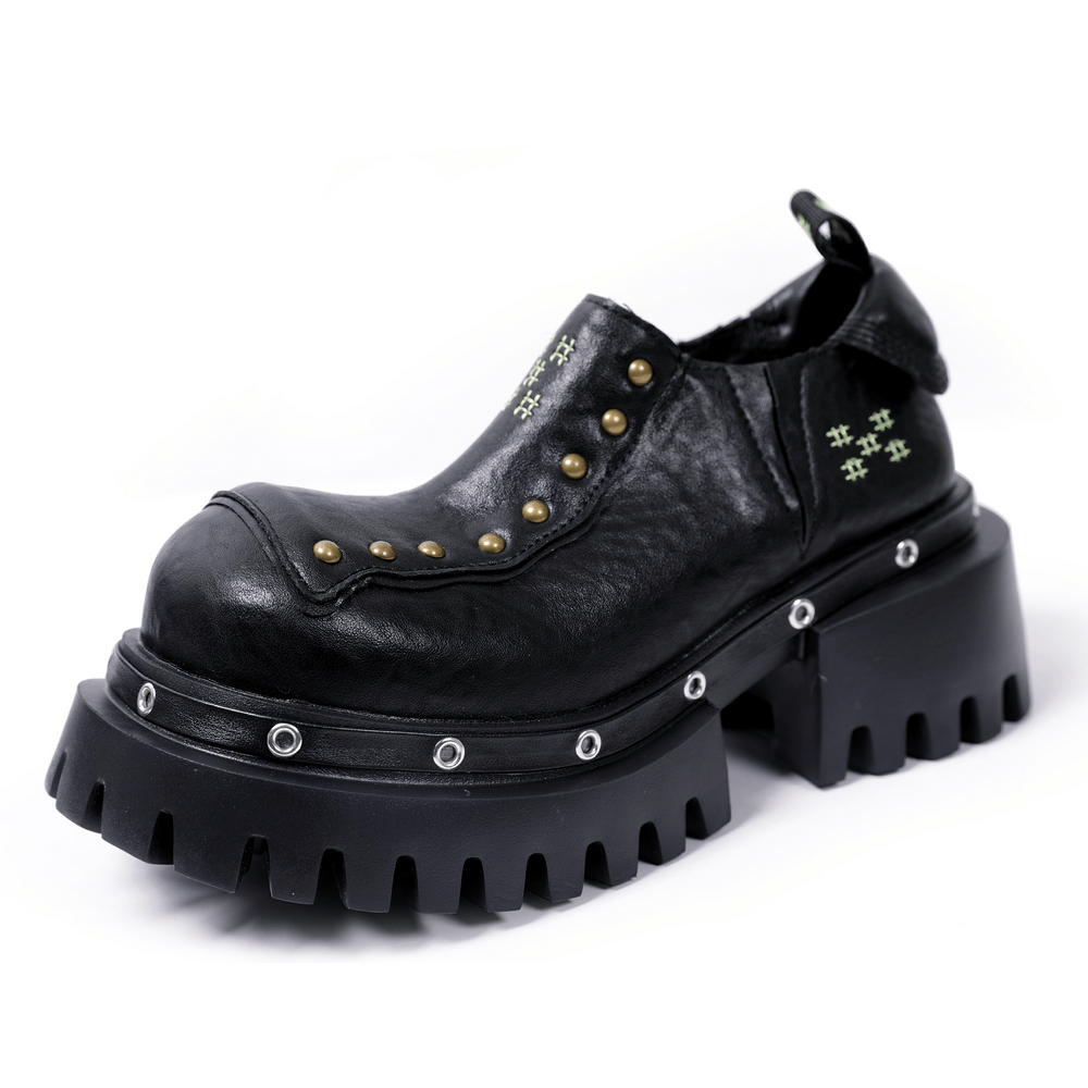 Punk-Plateauschuhe mit klobiger Sohle und Nietenbesatz