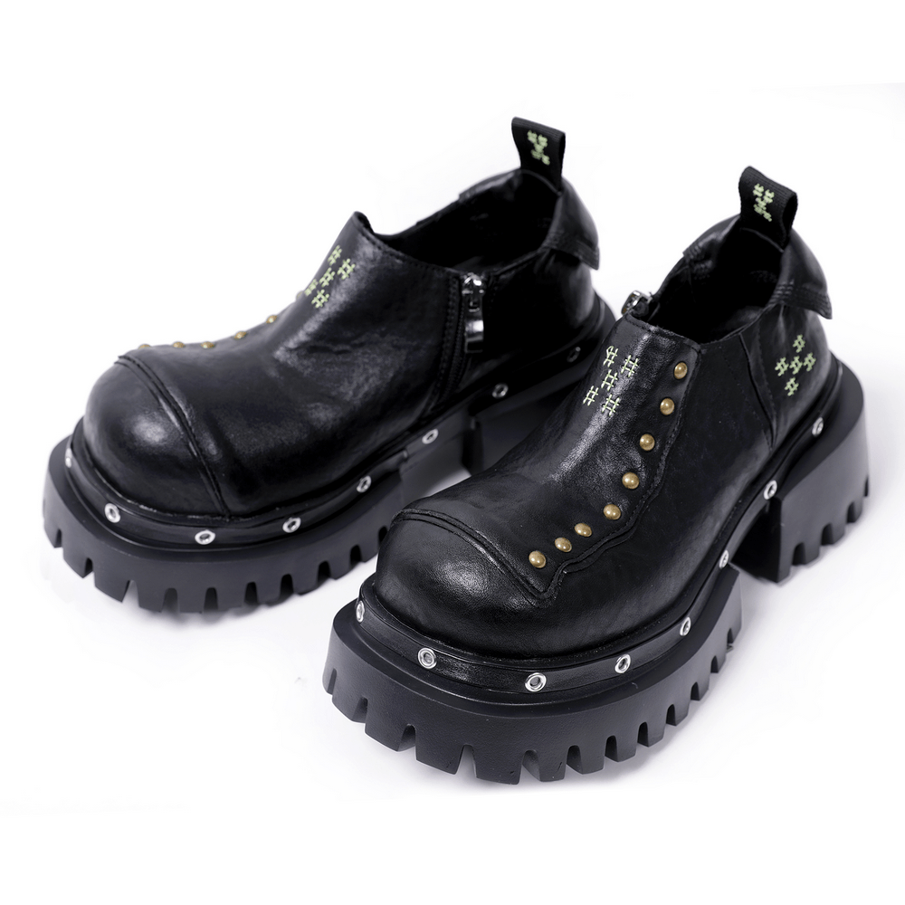 Punk-Plateauschuhe mit klobiger Sohle und Nietenbesatz