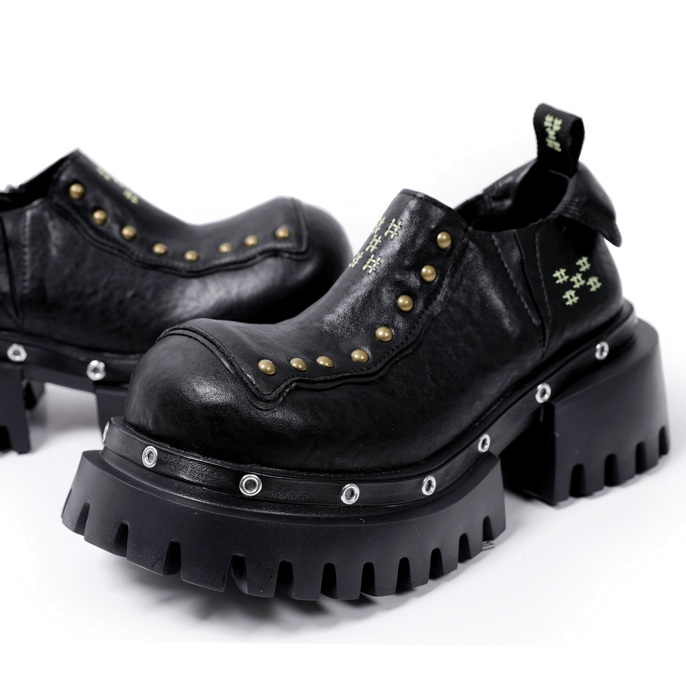 Punk-Plateauschuhe mit klobiger Sohle und Nietenbesatz