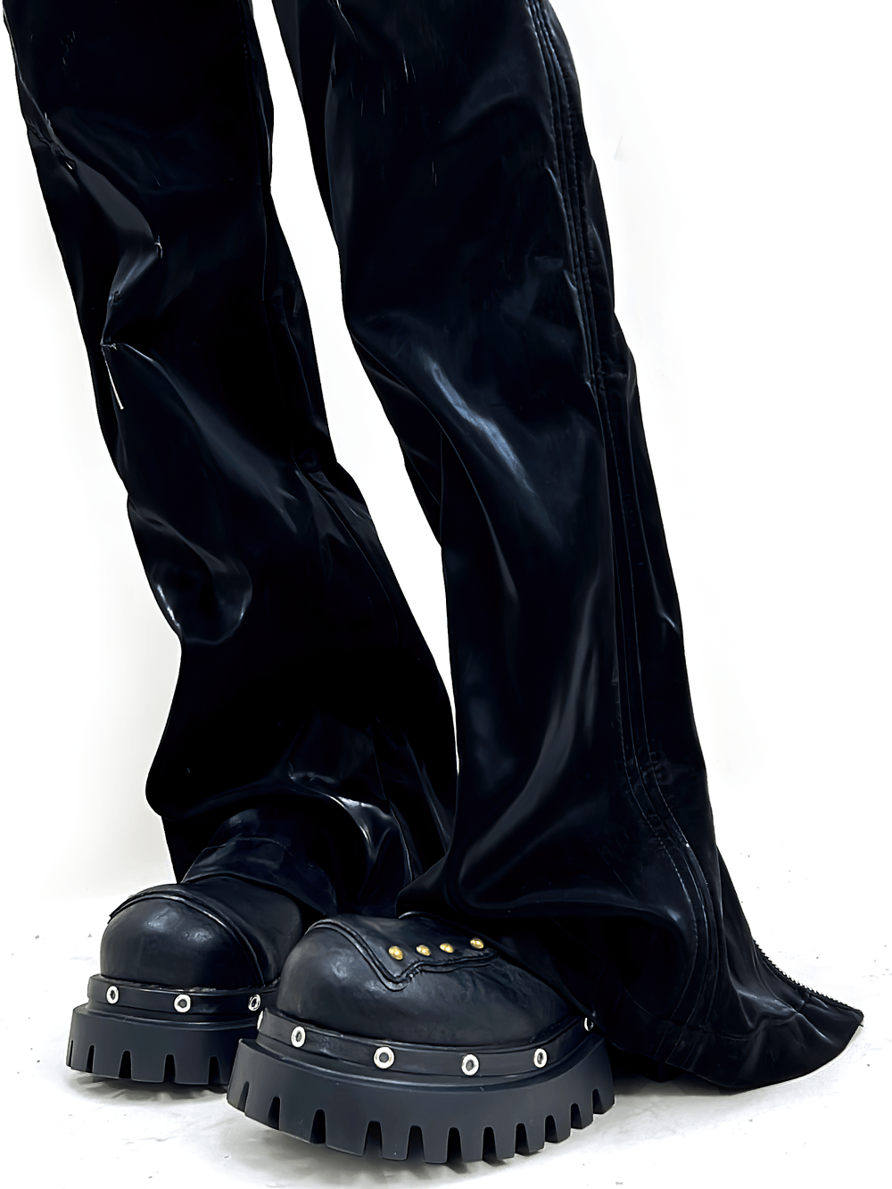 Punk-Plateauschuhe mit klobiger Sohle und Nietenbesatz