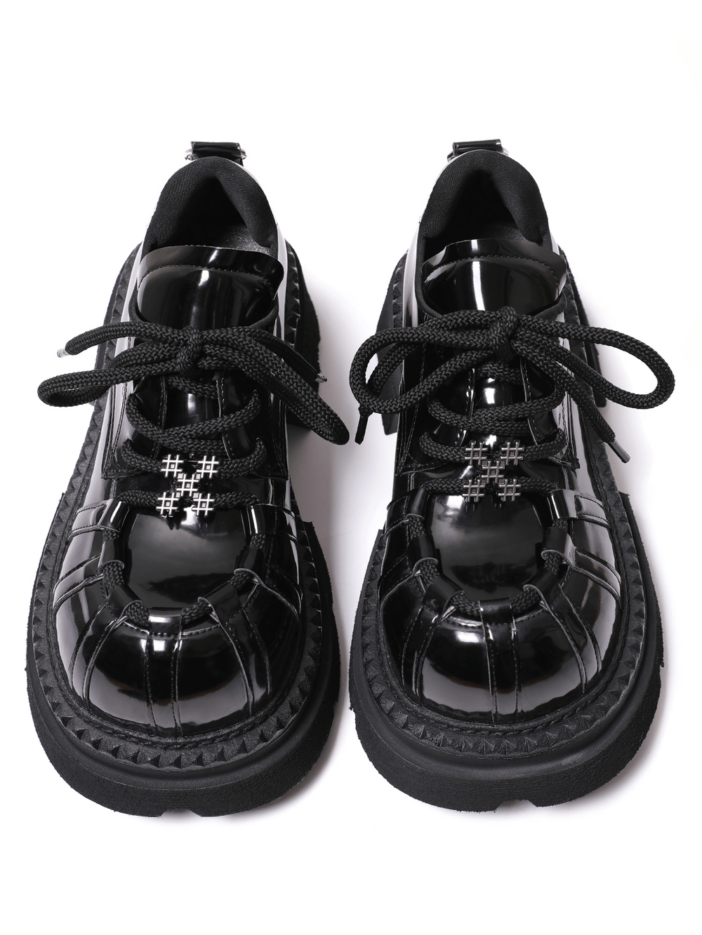 Gothische Herren-Derbyschuhe aus Lackleder mit Metalldetail an der Spitze