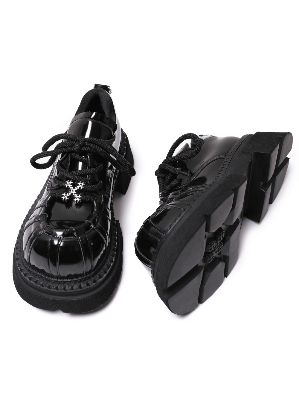 Gothische Herren-Derbyschuhe aus Lackleder mit Metalldetail an der Spitze
