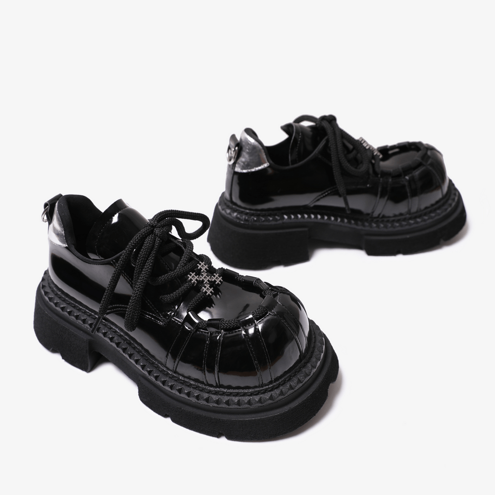 Gothische Herren-Derbyschuhe aus Lackleder mit Metalldetail an der Spitze