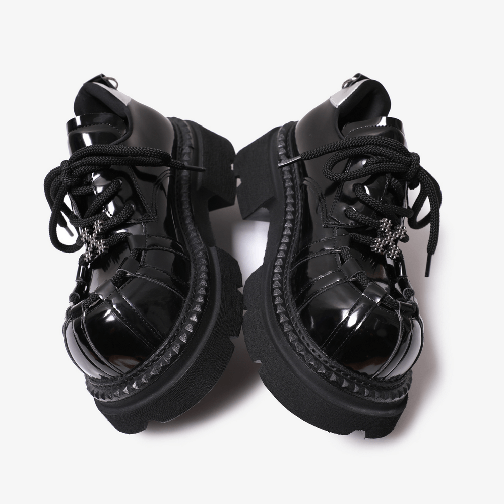 Gothische Herren-Derbyschuhe aus Lackleder mit Metalldetail an der Spitze