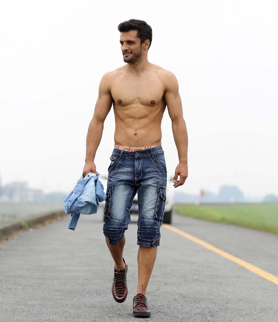 Men's rock style cargo shorts in washed denim, perfect for summer casual looks.