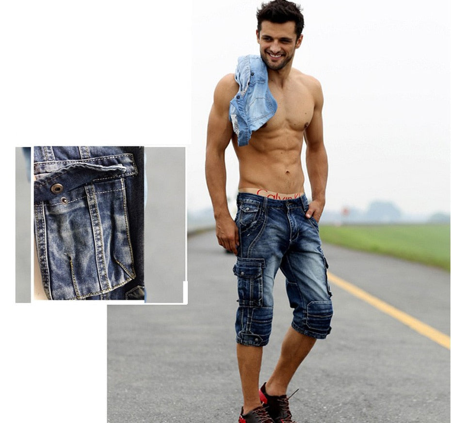 Rock style men’s cargo shorts in washed denim, perfect for summer wear, featuring practical pockets and casual fit.