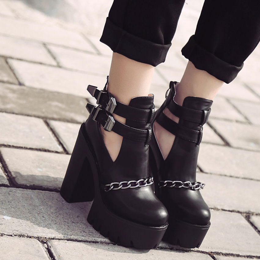 Stylish black high heel boots with chain detailing and thick platform, perfect for rock outfits and concerts.
