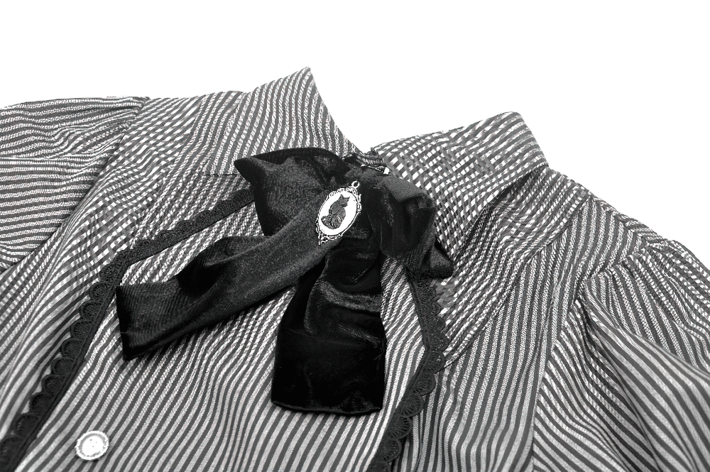 Blusa gótica de rayas con detalles de lazo y encaje