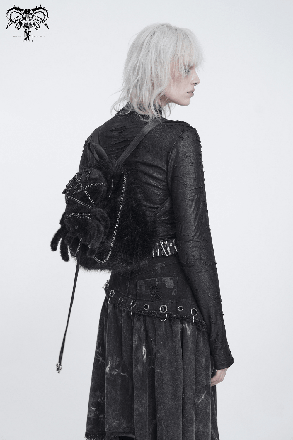 Stylischer Damen-Rucksack mit Totenkopf-Kette und Horndetail