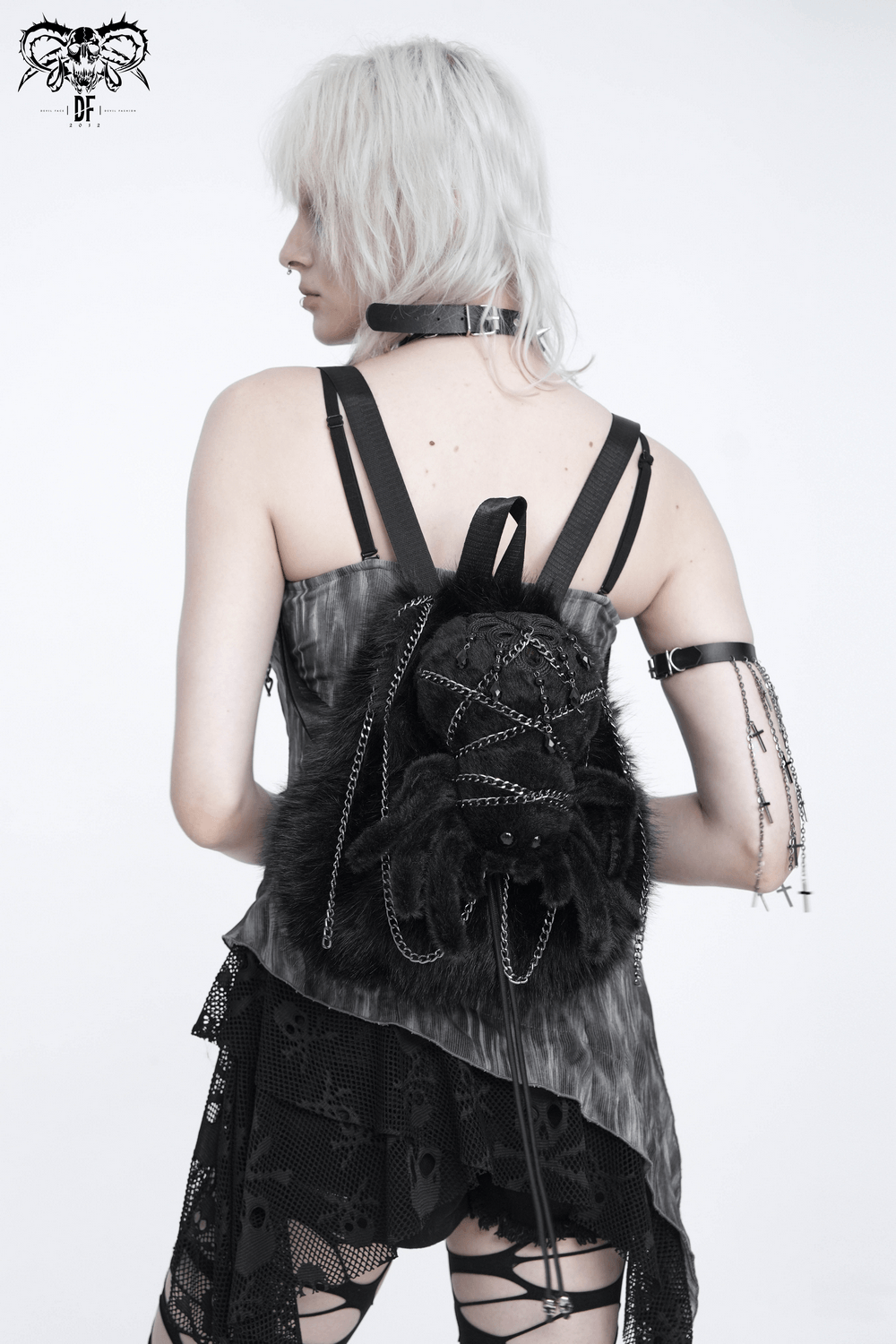 Stylischer Damen-Rucksack mit Totenkopf-Kette und Horndetail