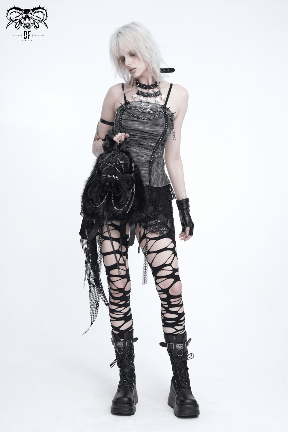 Stylischer Damen-Rucksack mit Totenkopf-Kette und Horndetail
