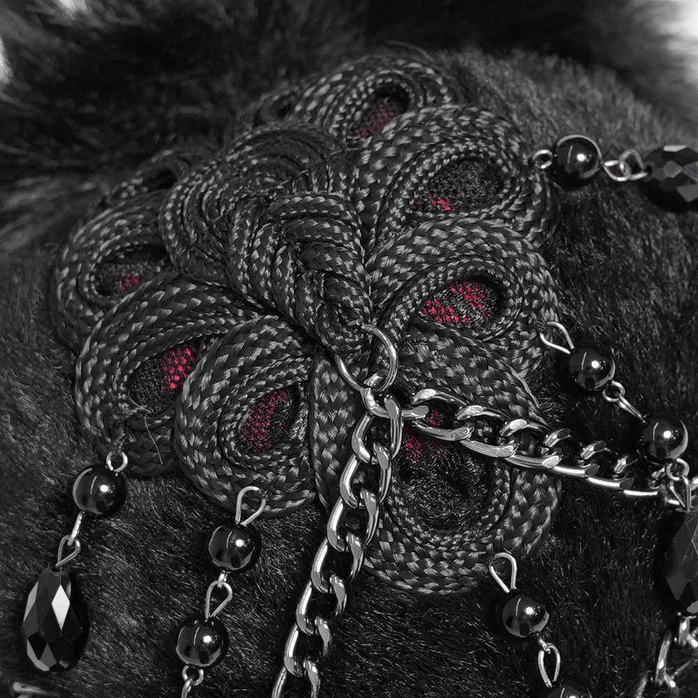 Stylischer Damen-Rucksack mit Totenkopf-Kette und Horndetail
