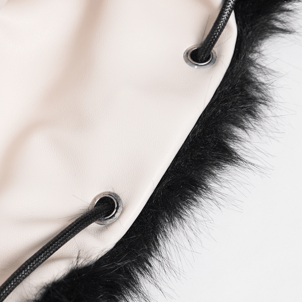 Stylischer Damen-Rucksack mit Totenkopf-Kette und Horndetail