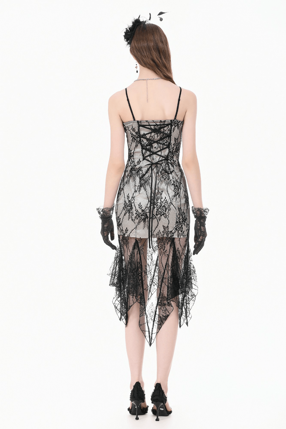 Schwarzes gotisches Spitzenkleid mit hohem-tiefem Saum und Rüschrock