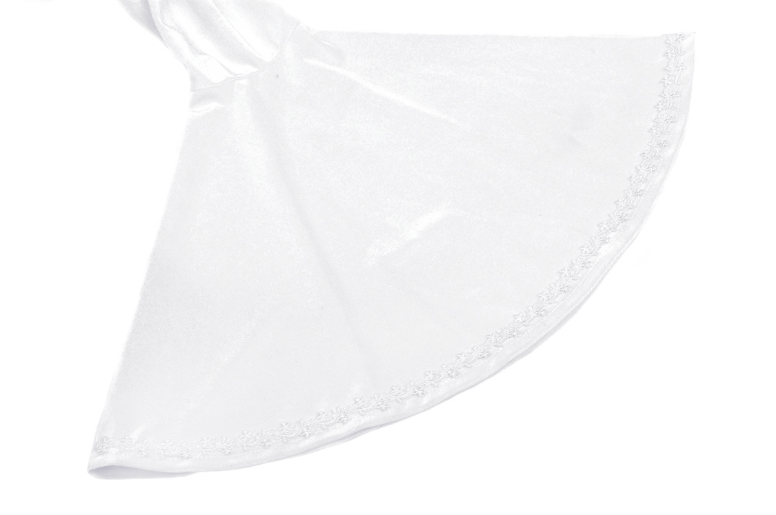 Victorian lace detailing on the flowing bell sleeves of a white gothic dress, showcasing elegant craftsmanship.