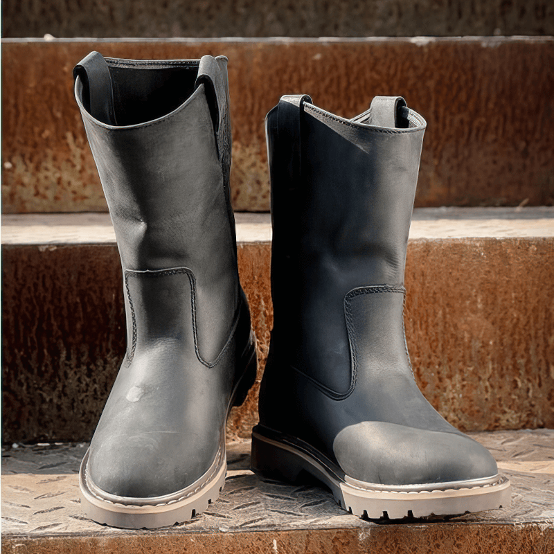 Vintage buckle boots in black leather for a rock style look, perfect for casual outfits with a trendy touch.