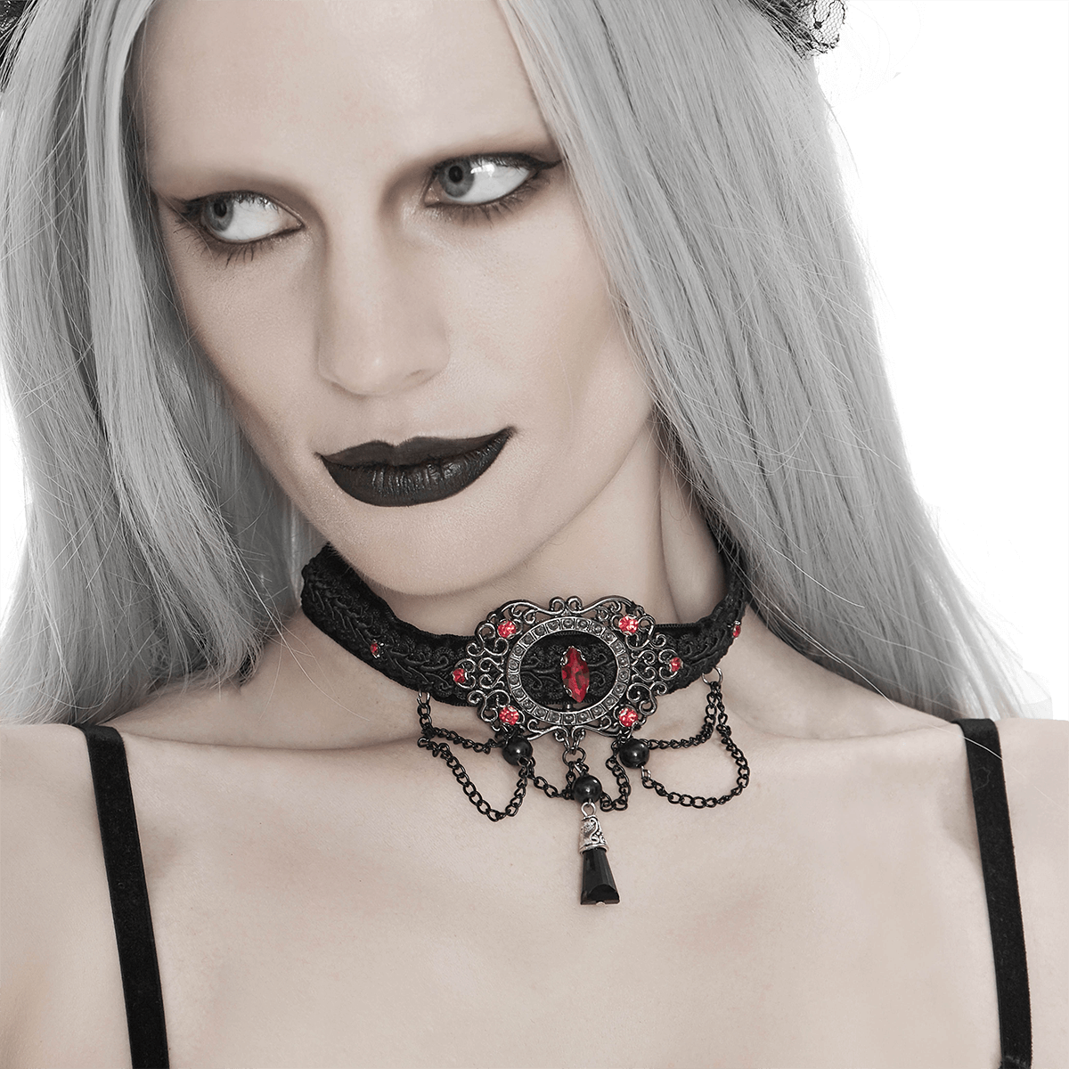 Gothic vintage women's choker with chains and blood-red stones, perfect accessory for elegant outfits.