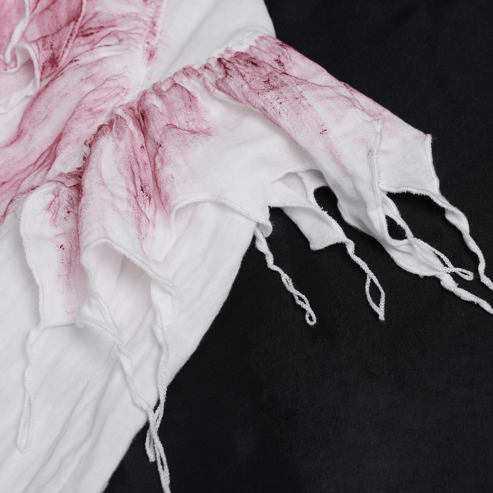 Chemise blanche gothique à volants avec froufrous cramoisis usés