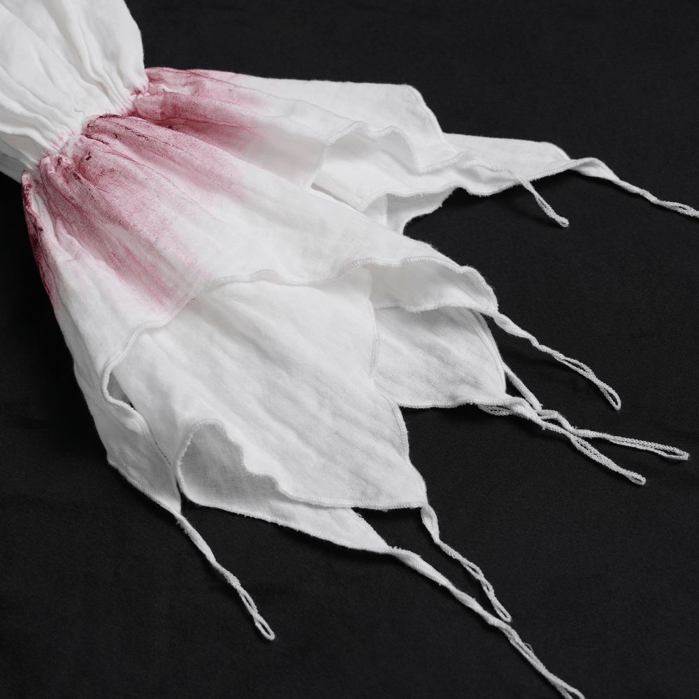 Chemise blanche gothique à volants avec froufrous cramoisis usés