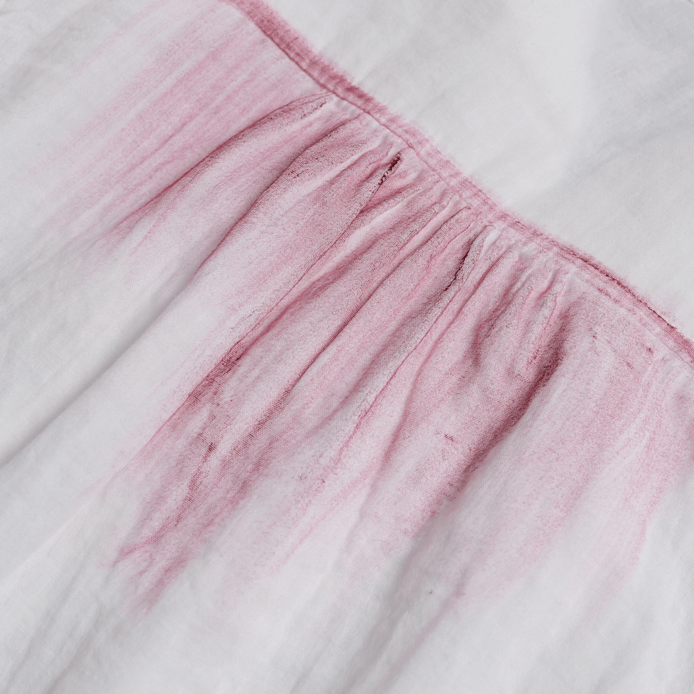 Chemise blanche gothique à volants avec froufrous cramoisis usés