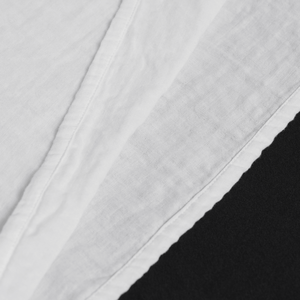 Chemise blanche gothique à volants avec froufrous cramoisis usés