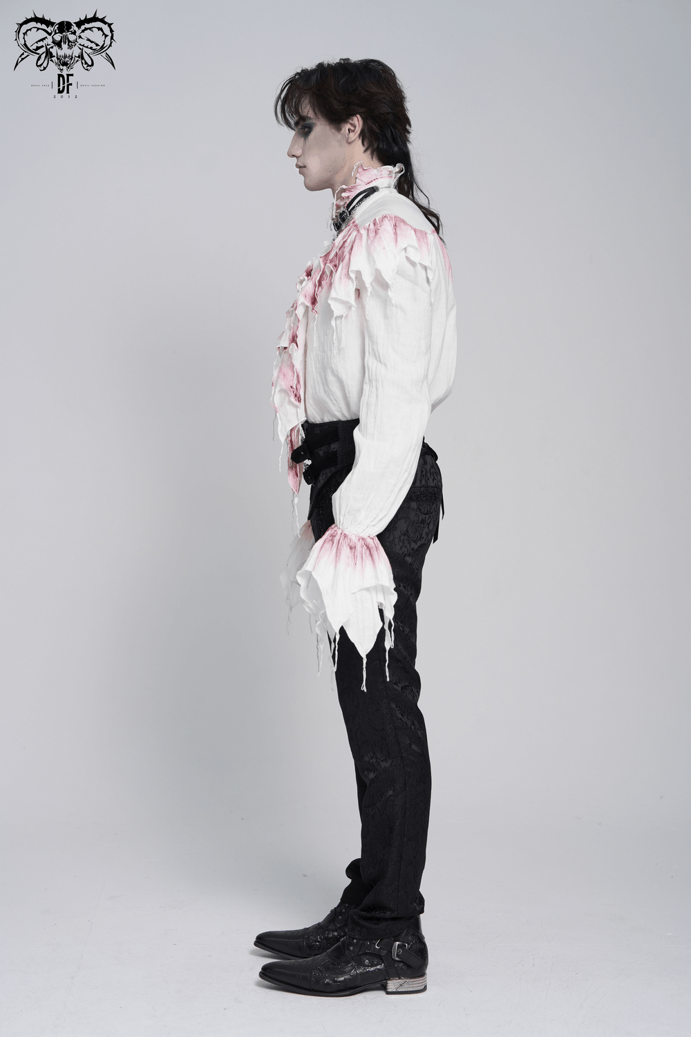 Chemise blanche gothique à volants avec froufrous cramoisis usés